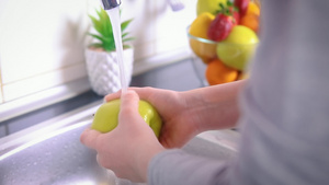 在厨房里洗绿苹果的女子30秒视频