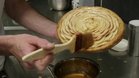 准备苹果蛋糕的糕饼视频