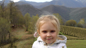 一座女孩山茶种植园肖像22秒视频