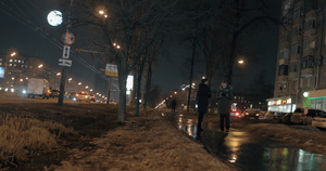 夜间城市汽车交通和女性朋友在街上行走34秒视频