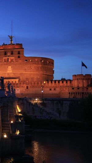 欧洲意大利首都罗马著名旅游景点圣天使城堡日落夜景延时视频城市建筑20秒视频