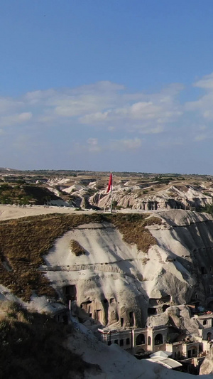 无人机航拍土耳其著名热气球旅游胜地卡帕多西亚格莱梅小镇城市风光76秒视频