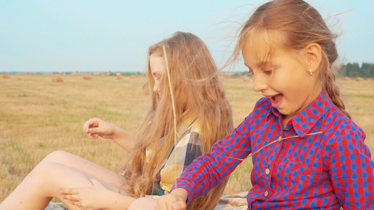 两个十几岁的女孩坐在干草堆的闭合上视频