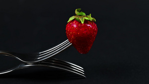 草莓和叉子8秒视频