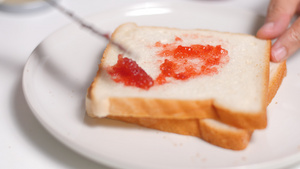 将草莓果酱撒在一片面包上30秒视频