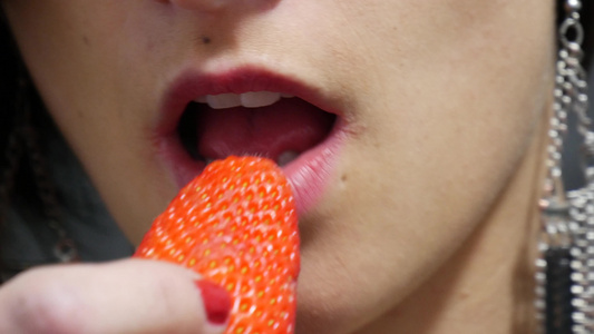 紧紧闭着女人的嘴吃草莓视频