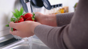 妇女用手在厨房洗草莓29秒视频