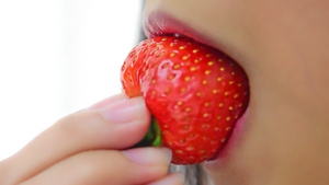 女人吃草莓23秒视频