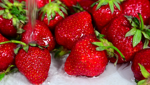 用水清洗红成熟草莓9秒视频