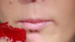 美丽的粉红嘴唇和草莓30秒视频