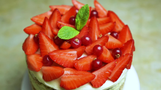 高速射击旋转草莓和薄荷用蔓越莓装饰美味蛋糕夏季美味佳肴视频