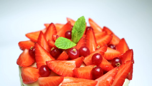 以白种背景的红莓蛋糕不适当饮食良好的营养食品注26秒视频