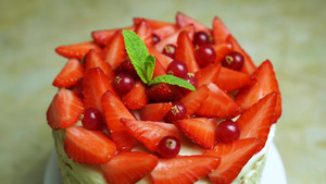 桌面拍摄旋转草莓和薄荷用小红莓装饰美味蛋糕夏日甜蜜18秒视频
