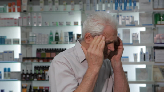 男顾客到药店来头痛的视频