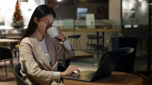 咖啡厅用着电脑喝咖啡的大学生16秒视频