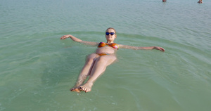 在死海度假胜地盐水中洗澡的孕妇6秒视频
