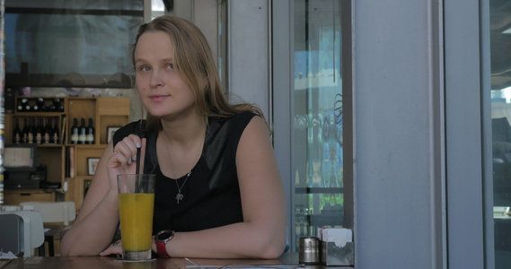 在咖啡馆里喝果汁的女人视频