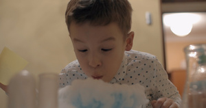 男孩用液氮白烟玩得开心10秒视频