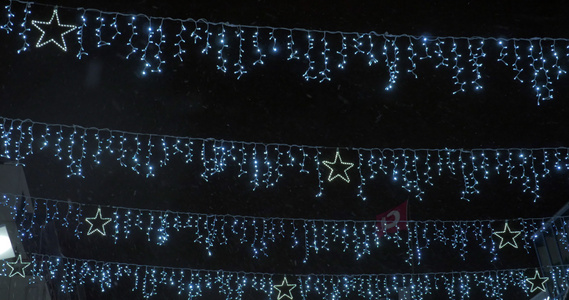 在夜间城市里挂着圣诞灯视频