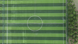 无人机掠过空旷的足球场4K视频30秒视频