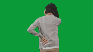 4K绿幕后视女性活动缓解脖颈与腰部疼痛19秒视频