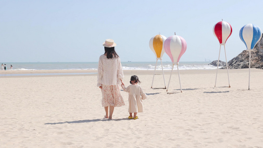母亲节母女幼儿海边温馨散步玩耍视频