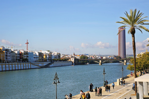 西班牙塞维利亚享受河边下午休闲时光20秒视频