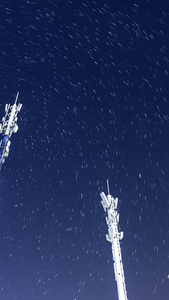延时拍摄夜空下的信号塔星轨日月星辰视频