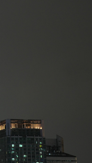 城市暴雨来临前电闪雷鸣夜晚灯光夜景素材闪电素材54秒视频