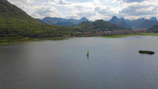 4k风景秀美的湖面上行驶的帆船视频
