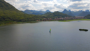 4k风景秀美的湖面上行驶的帆船12秒视频