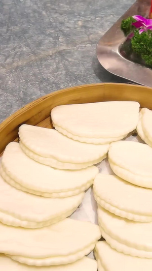 广东粤菜广式著名菜肴脆皮烤乳猪美食素材51秒视频