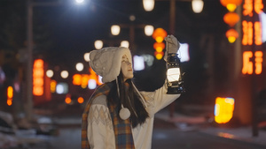 4K升格新疆阿勒泰贾登峪雪景少女手提油灯11秒视频