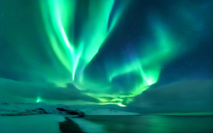 海洋上的北极光星空与极地的冬季景观4秒视频
