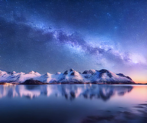 雪上明亮的银河覆盖着挪威冬天的山脉4秒视频