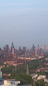 航拍宝武钢铁工厂环境环保节能清洁能源冒着烟的巨大的烟囱素材城市建设视频