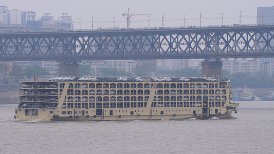 长江上航行中的大型货轮物流运输航运4k素材视频