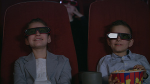 穿着3D眼镜的美女儿童有兴趣看电影14秒视频