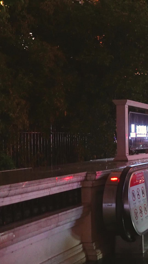 城市雨天夜晚街景赶地铁交通回家的人群素材赶地铁回家52秒视频