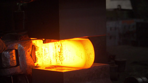 铁匠用自动锤和工厂业刀切割热金属29秒视频