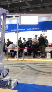 上海工博会展会上仓库机器人【该视频无肖像权无物权，请勿商用】中国国际工业博览会视频