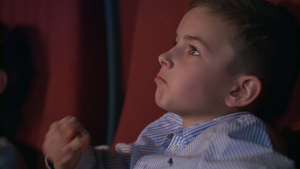 男孩在电影院里吃爆米花11秒视频