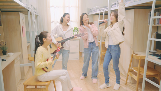4K女大学生在寝室唱歌视频