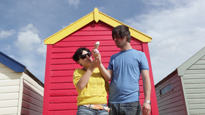 年轻夫妇在海滩小屋旁吃冰淇淋23秒视频