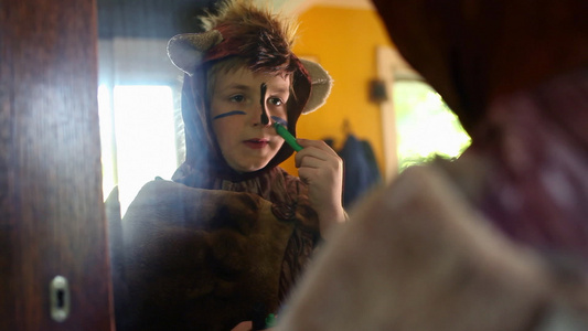 男孩穿着熊服装应用速度油漆视频