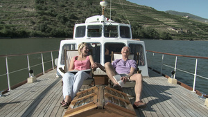 老夫妇坐在船上的躺椅上13秒视频