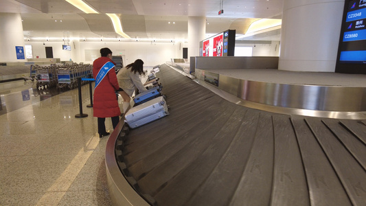 机场行李传送带等待行李的旅客4k素材视频