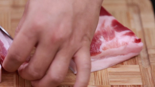 厨师切猪肉视频