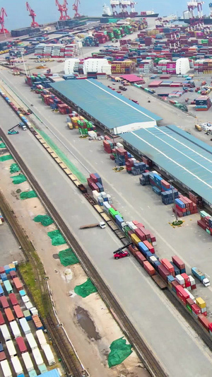 航拍青岛港跨国贸易112秒视频