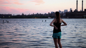 站在布鲁克林河边的女跑步者10秒视频